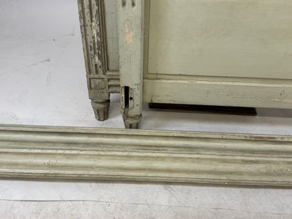 Lacquered and molded wood bed with knot decoration.
Louis...