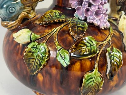Paire de vases en faïence polychrome en relief...