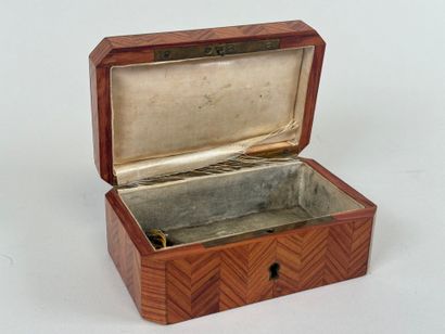 Small jewelry box in veneer with cube décor...