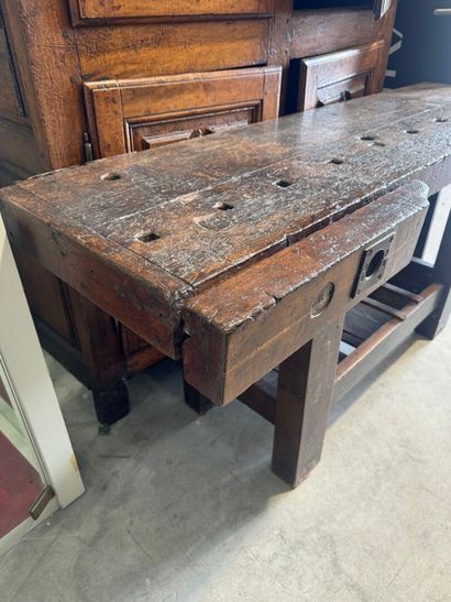 Large wooden workbench with vice.
82 x 176...