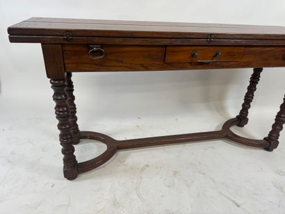 Table console en bois mouluré à plateaux...