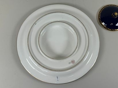 SEVRES.
Circular presentation dish in white...