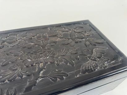 Grande coffret en ébène sculpté de papillons...