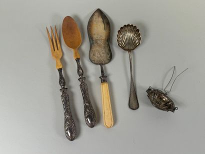 Silver spoon-saupoudreuse, guilloche spatula.
Also...