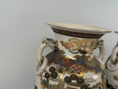 JAPON, Satsuma, XXe.
Paire de vases en céramique...