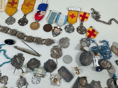 Lot of medals, brooches, religious pendants...