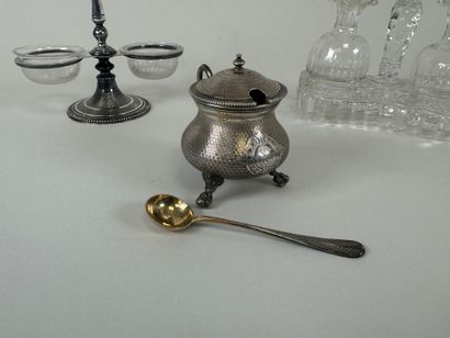 Ensemble de table comprenant :
- un moutardier...