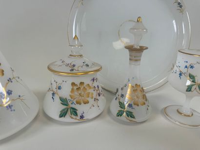 Tête à tête en verre opalin à décor émaillé...