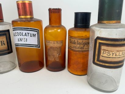 Série de neuf pots à pharmacie en verre certains...