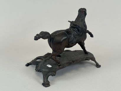 Encrier en régule figurant un cheval.
26...