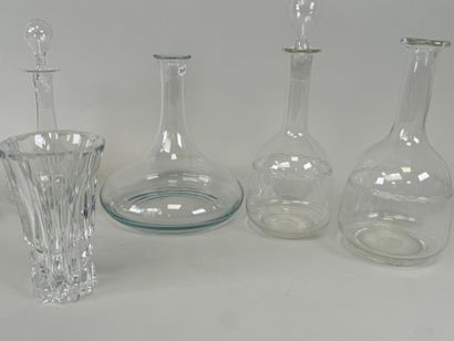 Cinq carafes en verre et cristal taillé.
H....