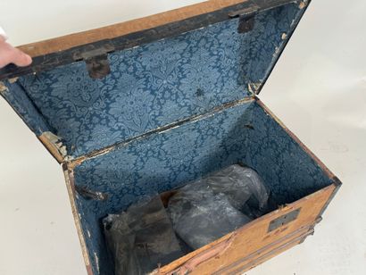 Curved trunk in wood, metal and fabric.
50...