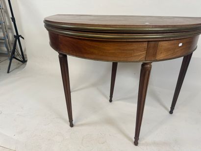 Half-moon table in molded wood and brass...