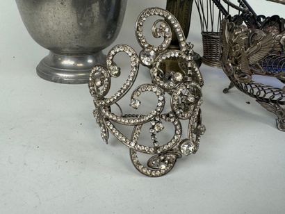 Set comprising a woven metal bottle holder,...