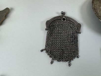 Dans un coffret : 
- flacon en métal et pierres...