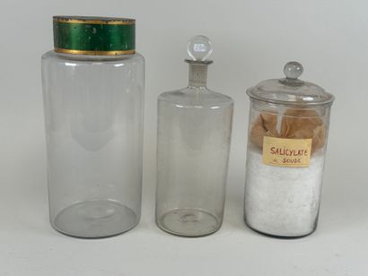 Trois pots ou flacons à pharmacie en verre,...