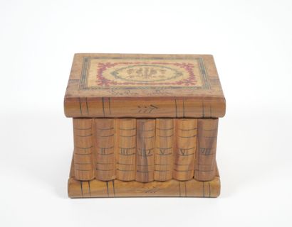 Petit coffret à bijoux à système en bois...
