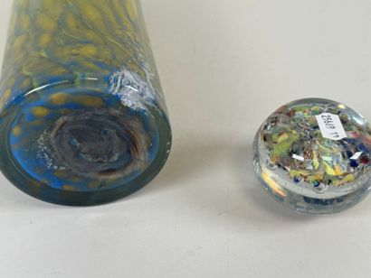 Vase tubulaire en verre coloré à décor de...