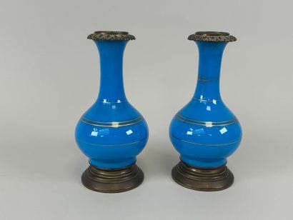 Paire de lampes en opaline bleue et filets...