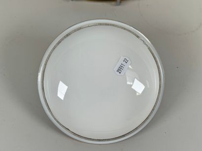SEVRES.
Circular presentation dish in white...