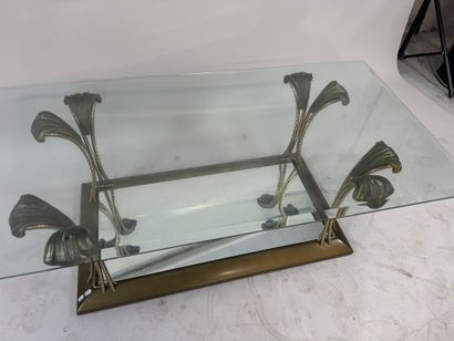 Table basse en laiton, le piétement à décor...