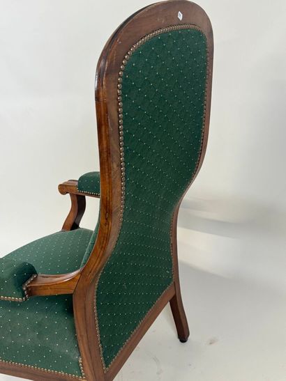 Fauteuil en bois mouluré, la garniture en...