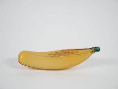 Sujet en verre coloré jaune représentant...