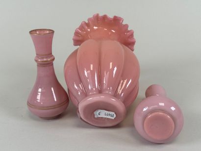 Paire de petits vases en verre opalin coloré...