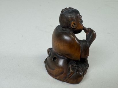 JAPON, XXe.
Netsuké en bois sculpté figurant...