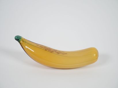 Sujet en verre coloré jaune représentant...