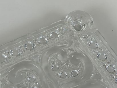 BACCARAT.
Dessous de plat en verre moulé...