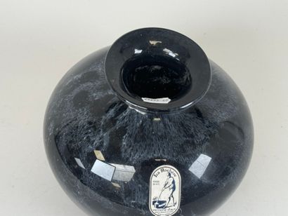 LA ROCHERE.
Vase boule en verre coloré sur...