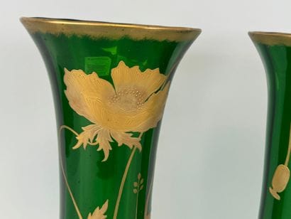 Paire de vase en verre coloré vert et rehaussé...