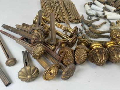 Important lot en bronze et laiton comprenant...