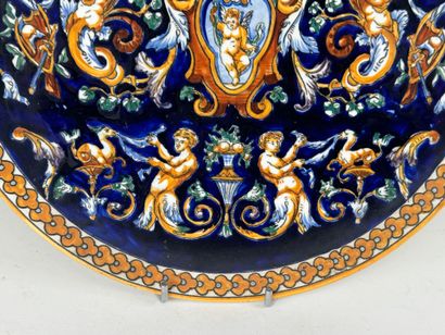 GIEN.
Plat circulaire en faïence polychrome...