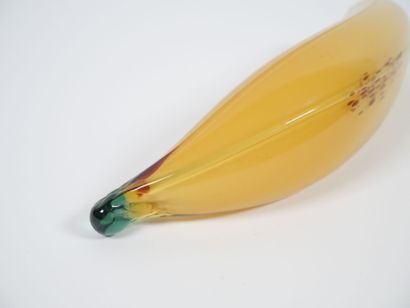 Sujet en verre coloré jaune représentant...
