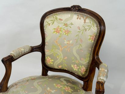 Convertible armchair in natural wood.
Louis...