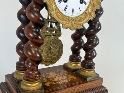 Pendule portique en placage de palissandre...