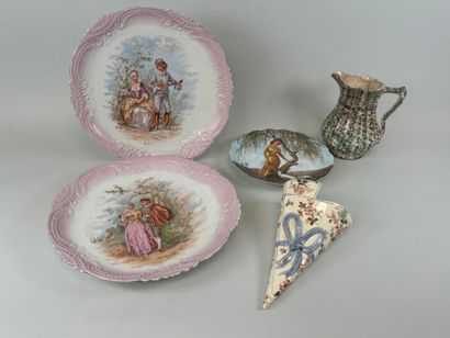 Lot including :
- two polychrome porcelain...