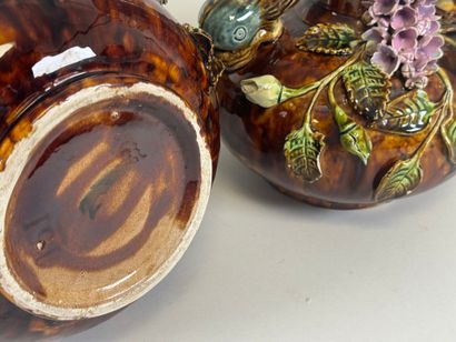 Paire de vases en faïence polychrome en relief...