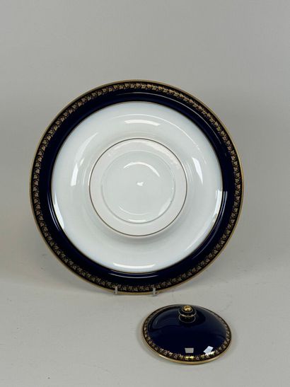 SEVRES.
Circular presentation dish in white...