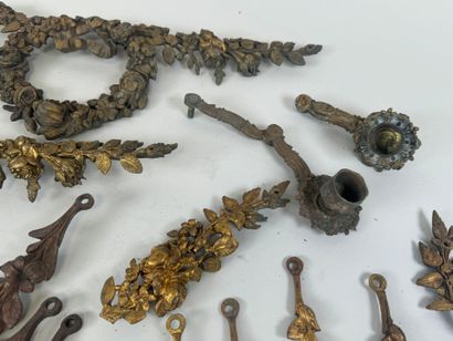Lot d'éléments ornementaux en bronze à décor...