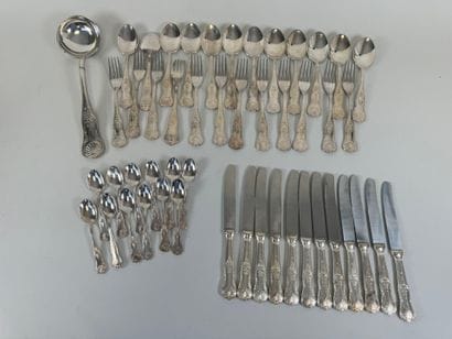Partie de ménagère en métal argenté à décor...