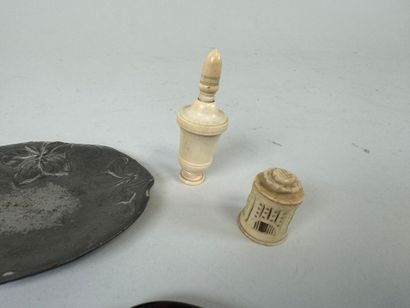 Important lot d'objets de vitrine dont deux...