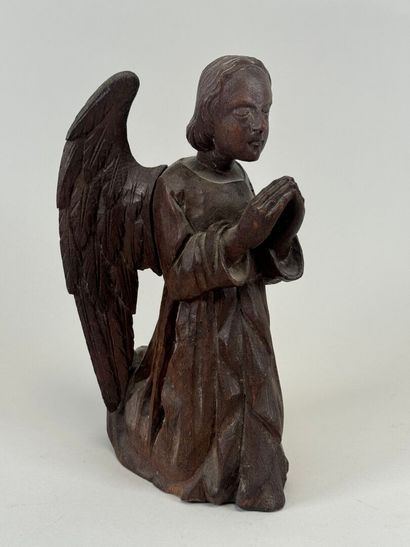École, XIXe.
Ange agenouillé en bois sculpté.
H....