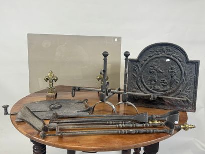 Lot including :
- cast-iron fireback decorated...