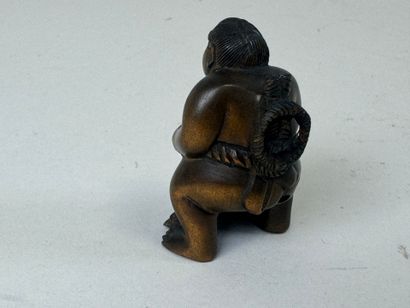 JAPON, XXe.
Netsuké en bois sculpté figurant...
