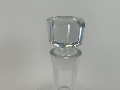 BACCARAT.
Carafe en cristal taillé.
H. 27...