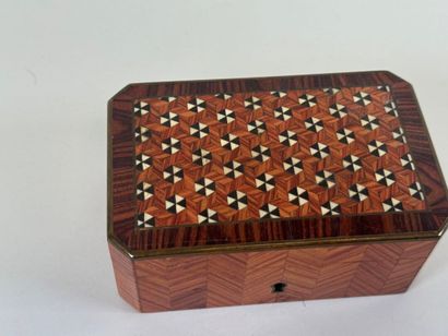 Small jewelry box in veneer with cube décor...