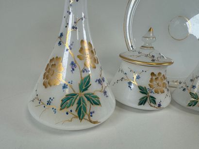 Tête à tête en verre opalin à décor émaillé...